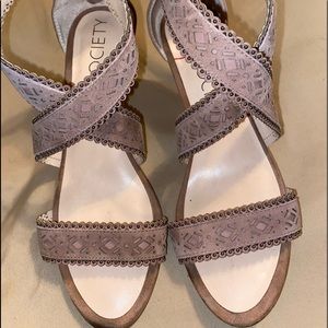 Beautiful neutral color to match with anything!!! Comfortable with a soft sole!